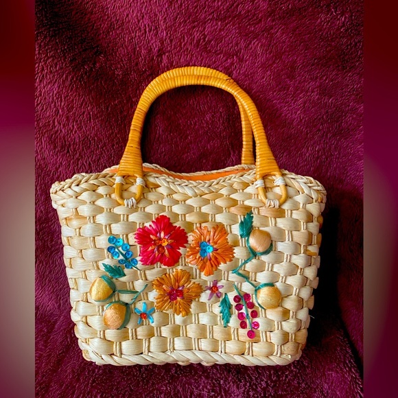 Handbags - VIntage Embroidery straw purse - like new